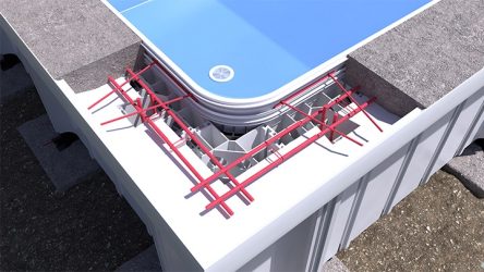 Détail du ferraillage et du coffrage d'une piscine en béton armé en construction